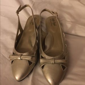 Size 9 women shoes. Color Champagne